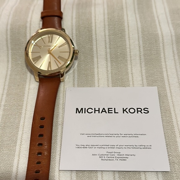 Authentic Michael Kors Women’s Watch, MK-2521 in Gold & Leather Strap Detail - Picture 6 of 16